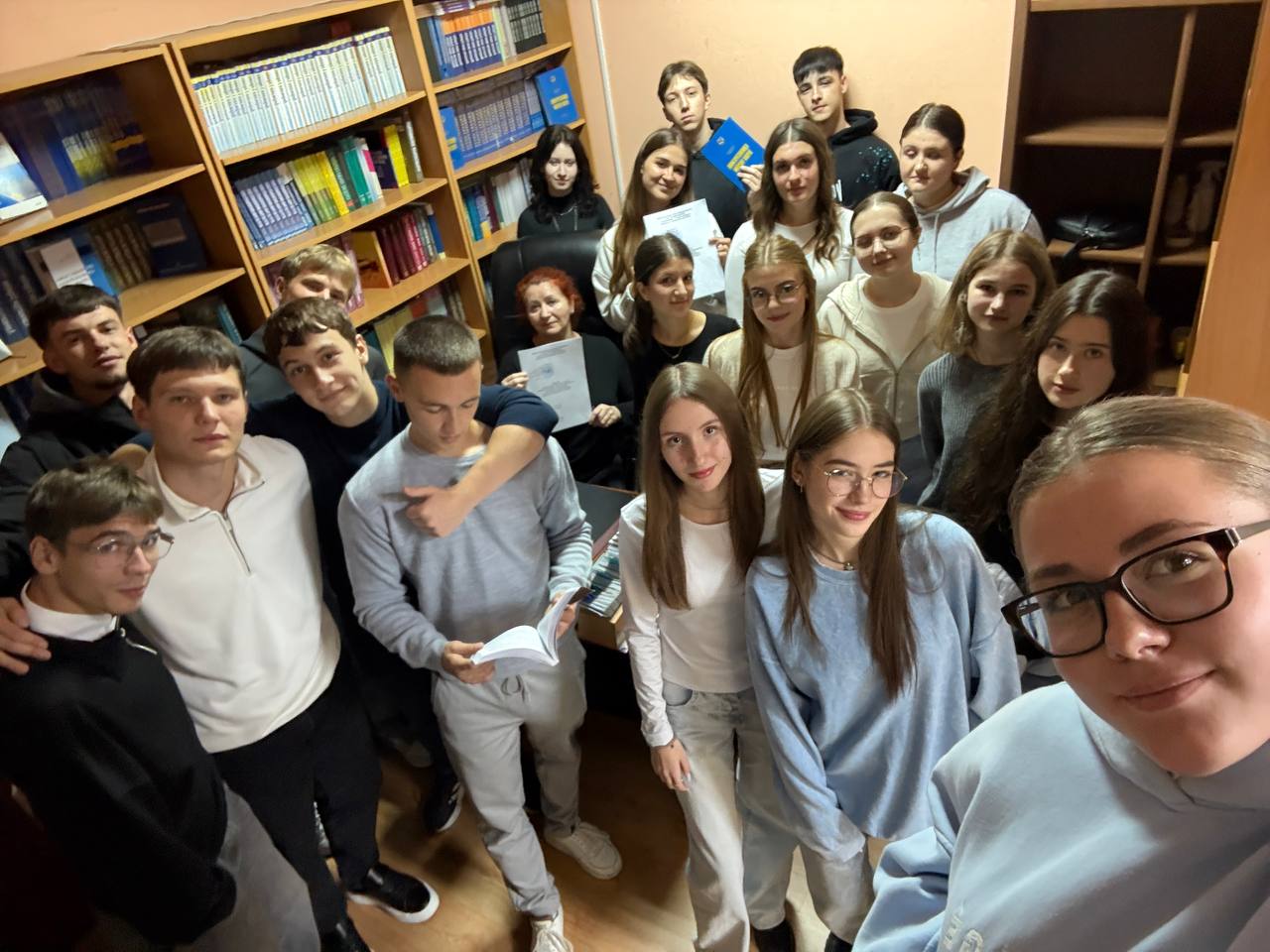 ОЗНАЙОМЛЕННЯ З БІБЛІОТЕЧНИМ ФОНДОМ