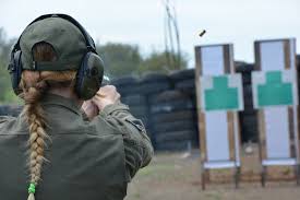 Здобувачі вищої освіти взяли участь у практичному занятті та змаганні зі стрільби.